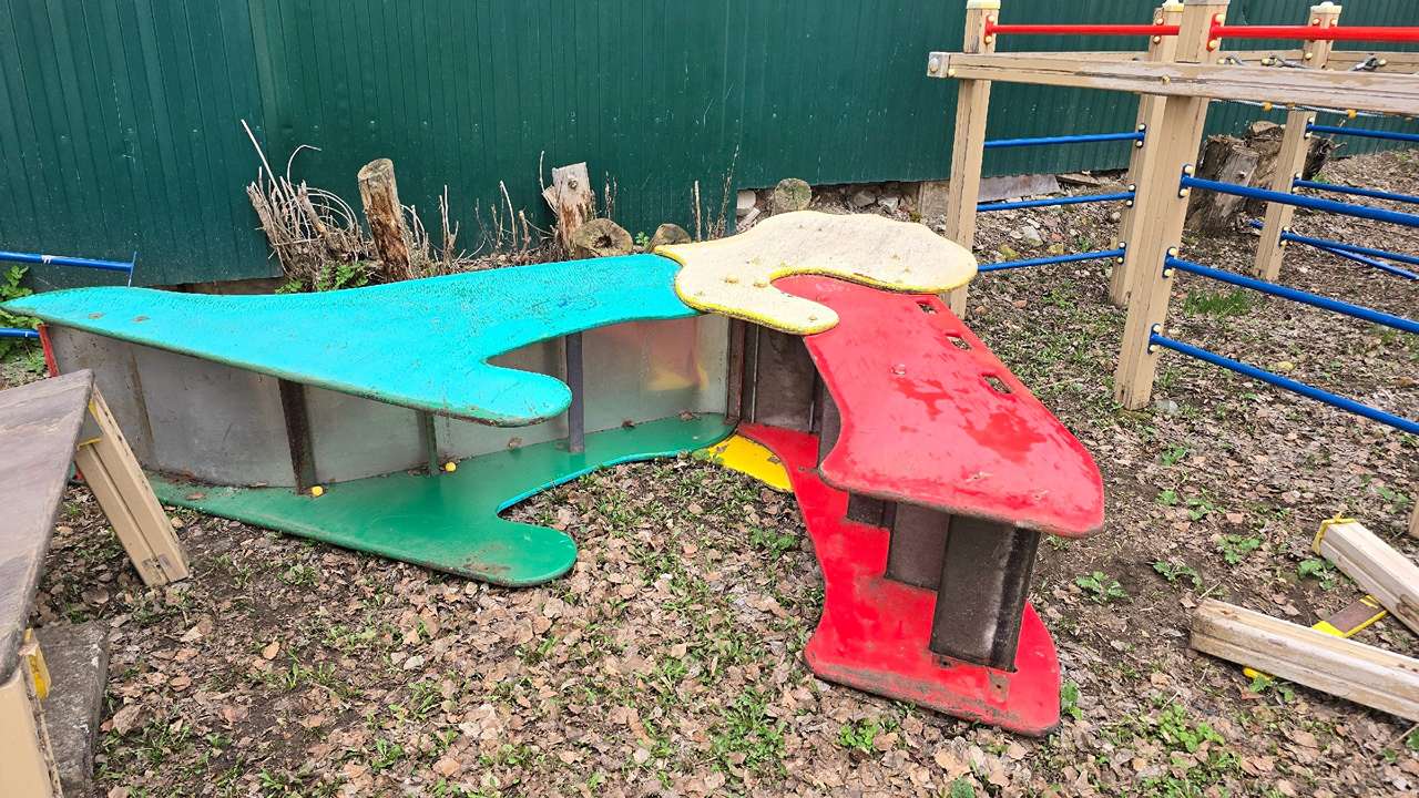 В городском парке снесли детскую площадку ради новых аттракционов